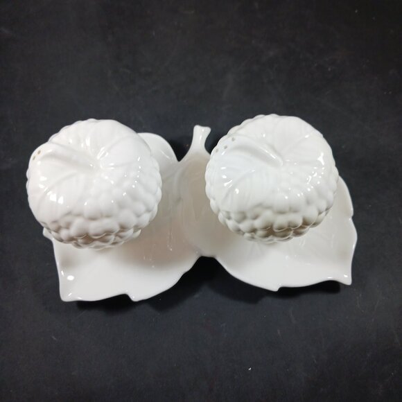 Vintage Grapes Majolica Style MCM Salt and Pepper Shakers - Picture 2 of 9